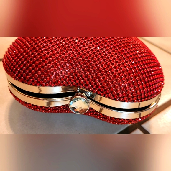 NWOT Red crystal Valentine's encrusted Heart ❤️ shaped clutch - Picture 3 of 8